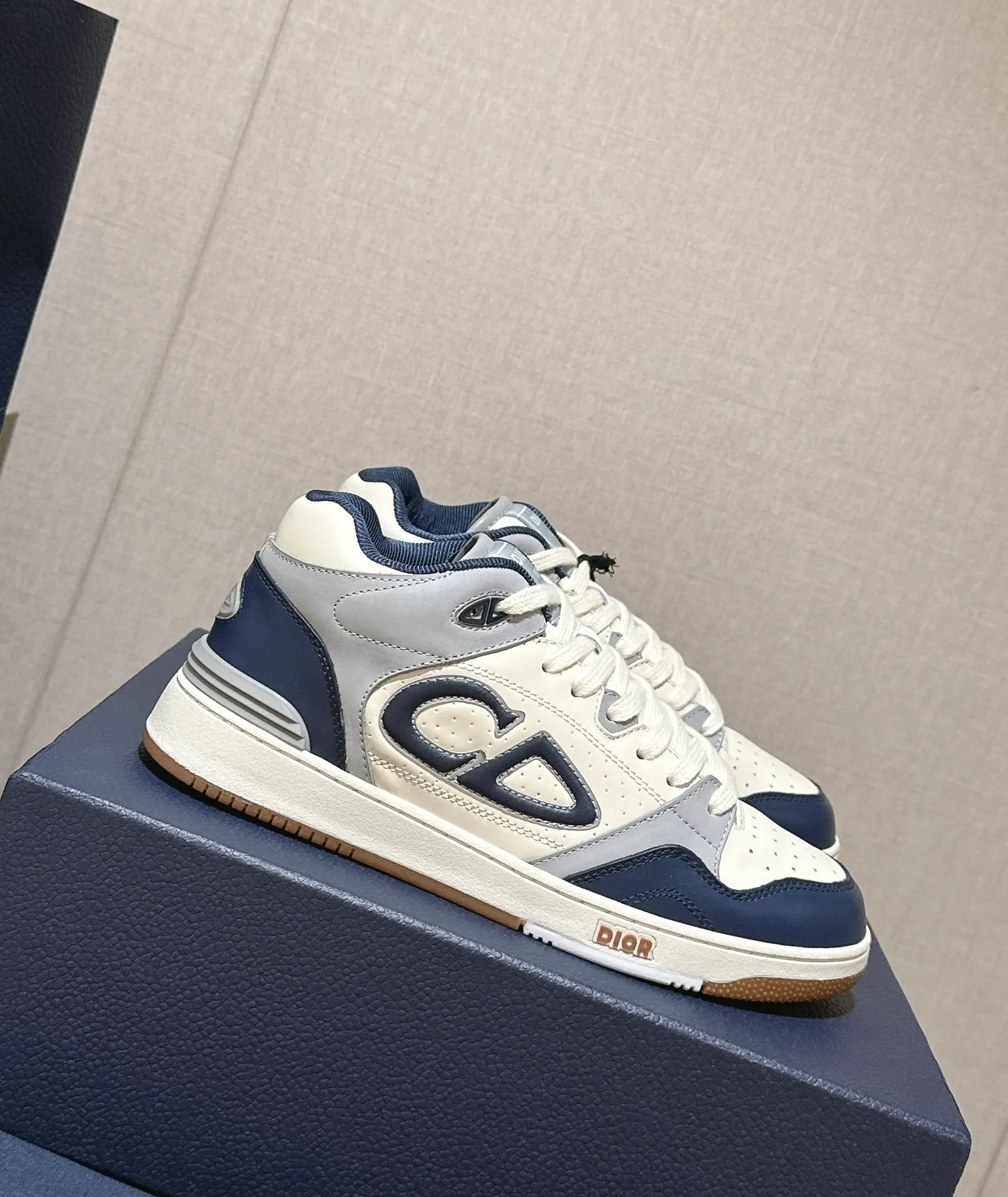 👟👟Ex-factory price 680👟👟. Dior 2024 model B57 popular casual shoe mid-top version, couple model, original explosion-proof one-to-one perfect reproduction, craftsmanship details in place, original customized materials, awesome, latest element combination, fashionable and casual personality, versatile Fabric: original fabric cowhide, mesh, electric embroidery plus 3D printing Inner: imported breathable mesh feet: original molding pad outsole: original one-to-one mold opening T👟👟Ex-factory price U Size: women’s size 35-40~men’s size 39-45